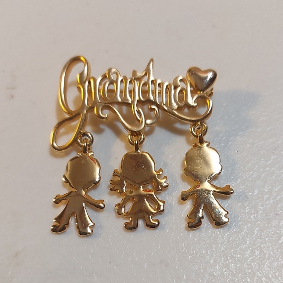 Vintage Jewelry - DANECRAFT Vintage Spellout Grandma With Dangling Grandkids Charms Brooch Pin